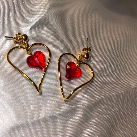 Avon (1994) Vintage Two of Hearts Earrings Goldtone/Red - Picture 1 of 5